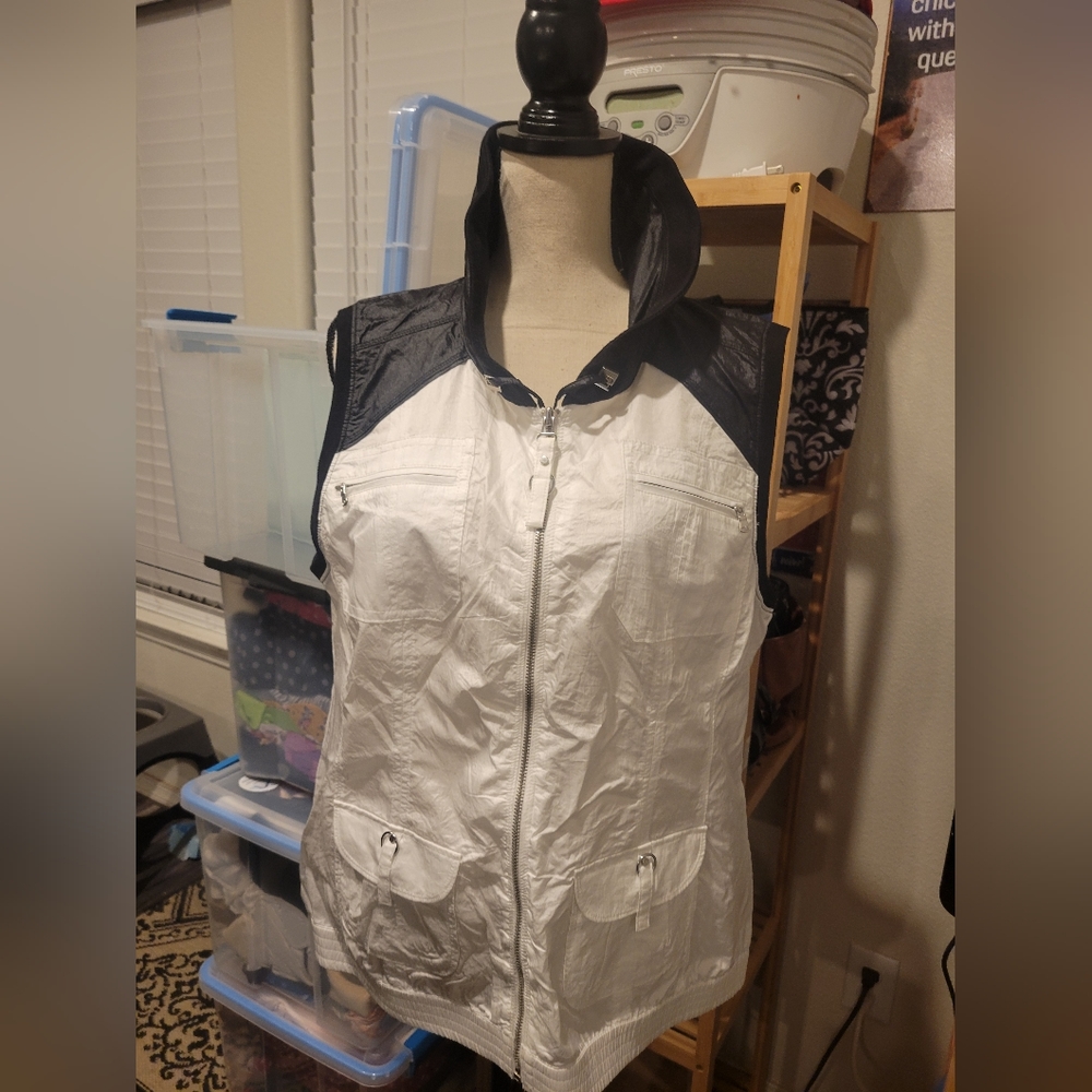 Zenergy by Chico's size 2 NWT black & white zip up vest.
